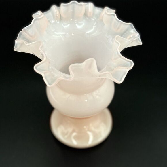 Vintage Fenton Peach Pink Art Glass Ruffle Vase - Cottagecore Vase - Picture 6 of 12